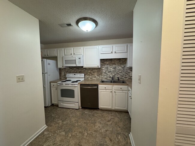 Building Photo - 7700 Porcher Dr