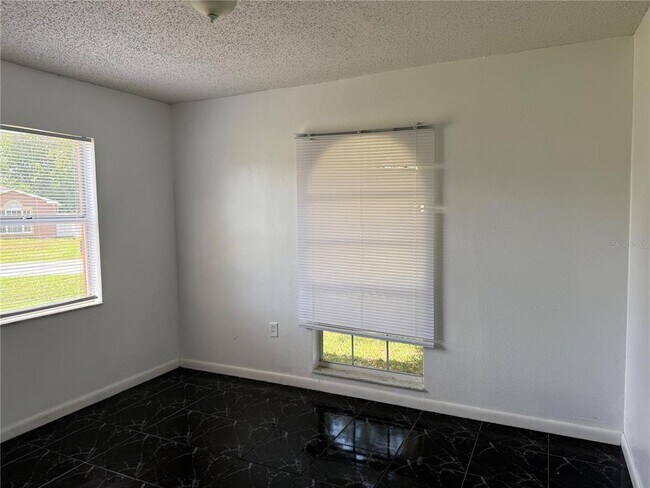 Building Photo - 925 Derbyshire Dr