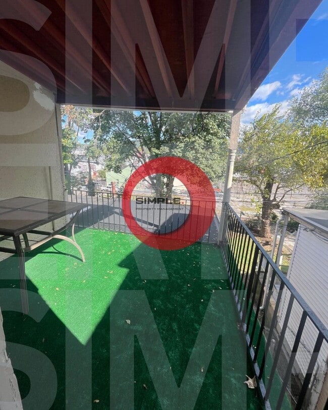 Building Photo - Great space & Location!