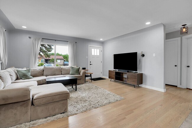 Building Photo - Modern and cozy 3 bedroom, 2 bath home