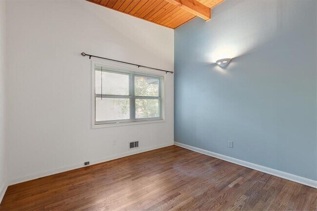 Building Photo - 2627 Woodacres Rd NE