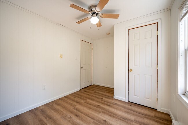 Building Photo - Updated 2 bedroom 1 bath in Fairlawn VA