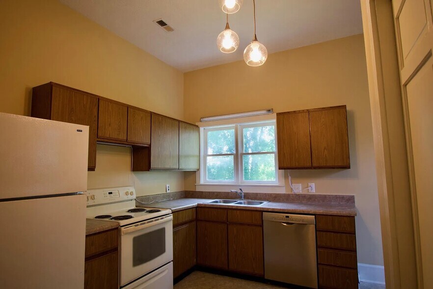 Kitchen Closeup - 918 Gratz St