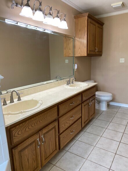 Building Photo - 6014 Castle Oaks