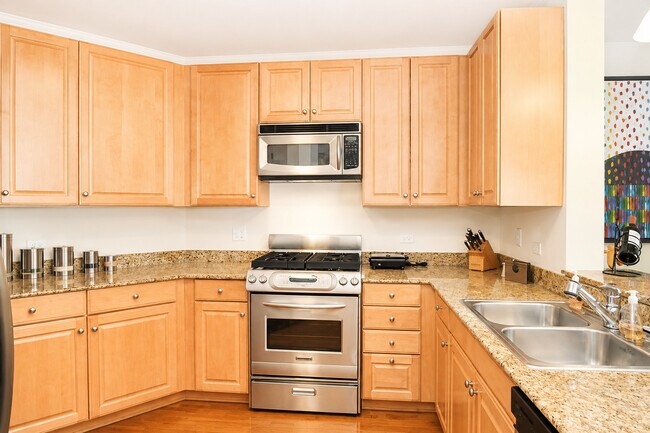 Building Photo - 420 E Waterside Dr