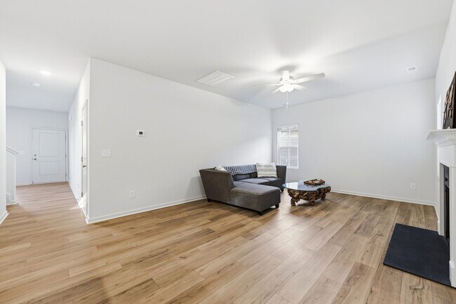 Building Photo - 305 Ruby Baird Dr