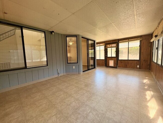 Building Photo - Beautiful 3 bedroom 2.5 bathroom in Antelope!