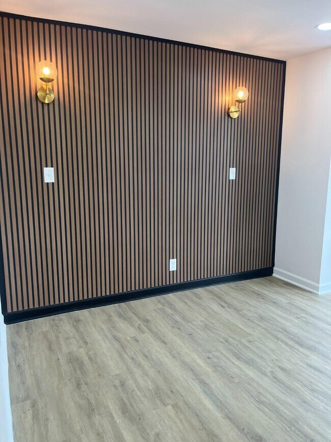 Building Photo - 5856 Walton Ave