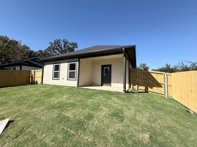 Building Photo - 616 Oak St