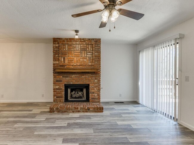 Building Photo - Beautiful 3bed/2bath Townhome Available in...