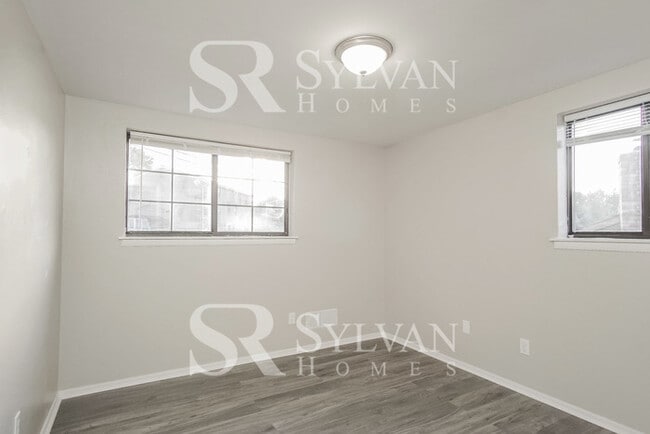 Building Photo - Charming 3BR 2.5BA split foyer home