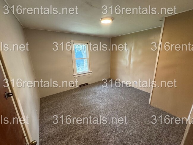 Building Photo - $999 - 4 bed 2 bath - Single Family Home