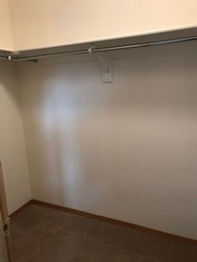 Building Photo - 3 Bedroom 1 Bathroom Belgrade Unit