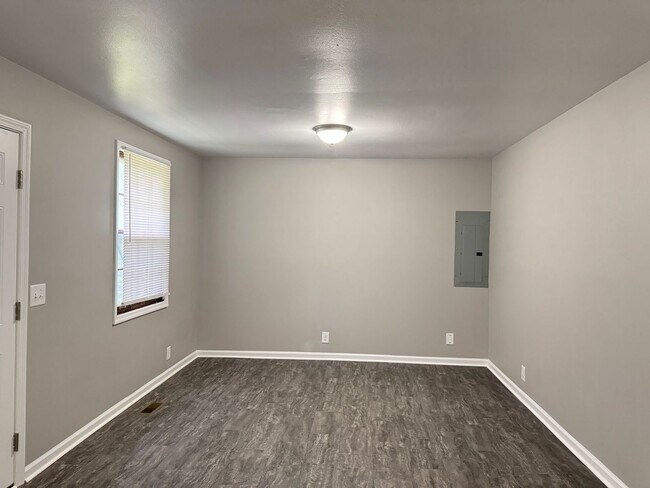 Building Photo - 2213 Glory Dr