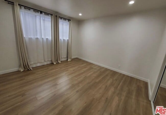 Building Photo - 450 Rexford Dr