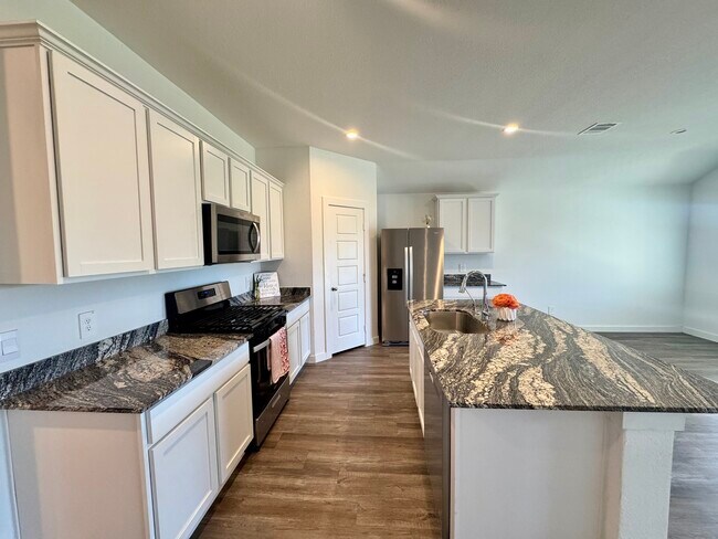 Building Photo - 1102 Rayburn Dr