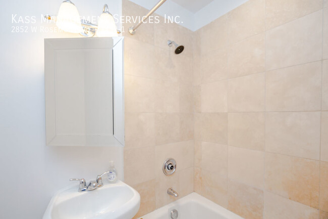 Building Photo - 2852 W Rosemont Ave