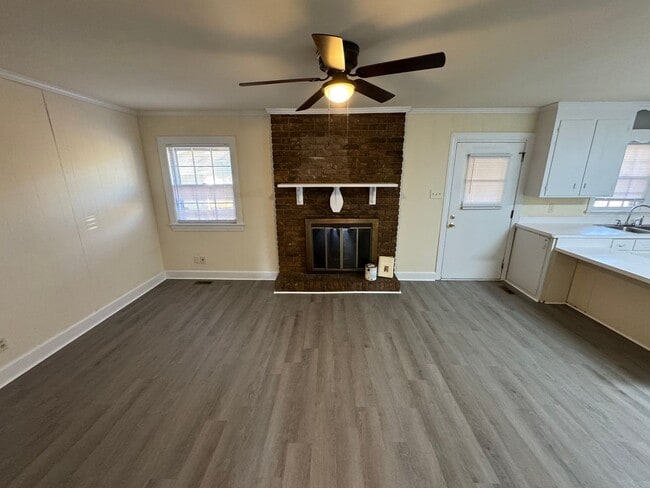 Building Photo - 3 Bedroom Brick House