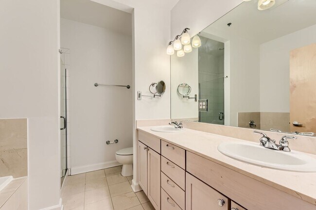 Building Photo - Beautiful 2BD/2BTH Apartment on Lawrence  FOR RENT!