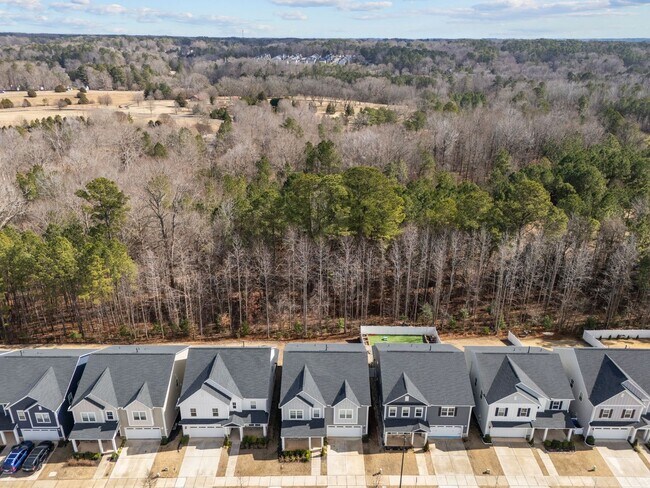 Building Photo - Modern 5-Bed, 4-Bath Family Home with Garage & Pool Access – Devon Square