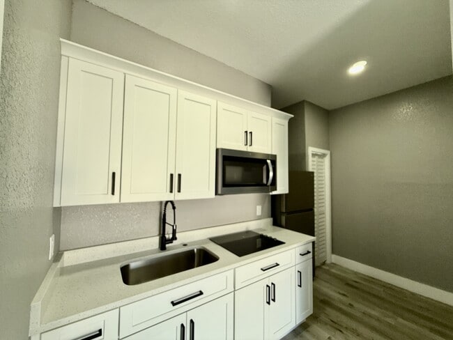 Building Photo - 2630 Hilliard Ct