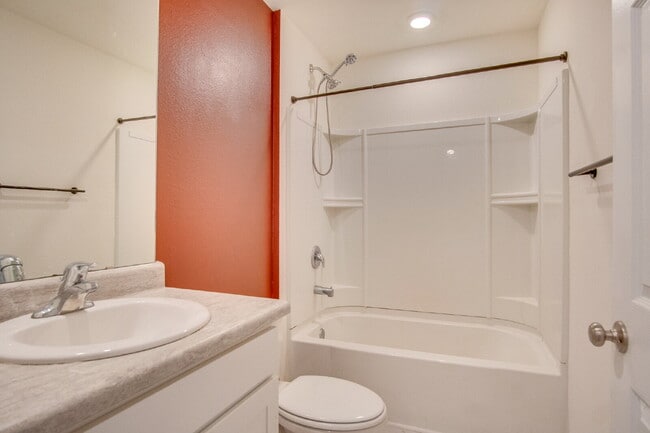 Building Photo - 3-Bed, 2-Bath Modern Home in Prime Locatio...