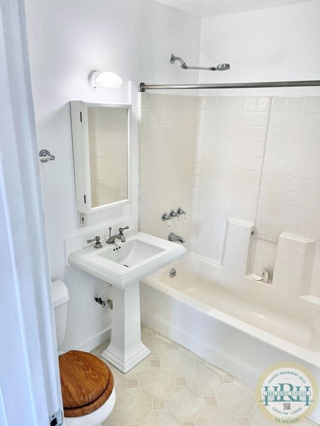Building Photo - Charming Studio Nestled in the Heart of th...