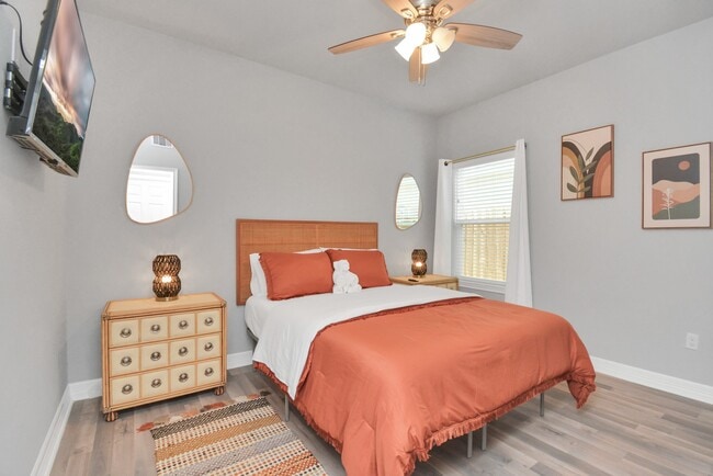 Building Photo - 7823 Gladstone St