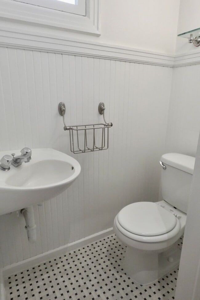 Building Photo - Huge and Beautiful Classic Top Floor Condo