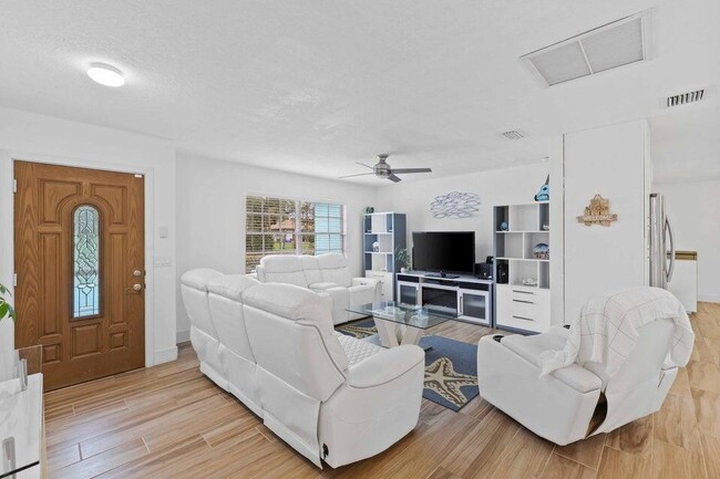 Building Photo - 5554 Hibiscus Rd