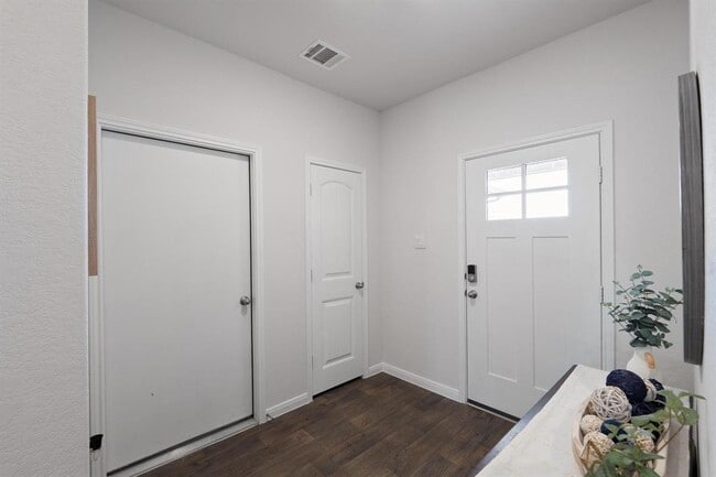Building Photo - 205 Bethpage Dr