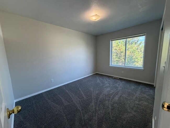 Building Photo - Great 4 bed 2 bath home with RV parking in...