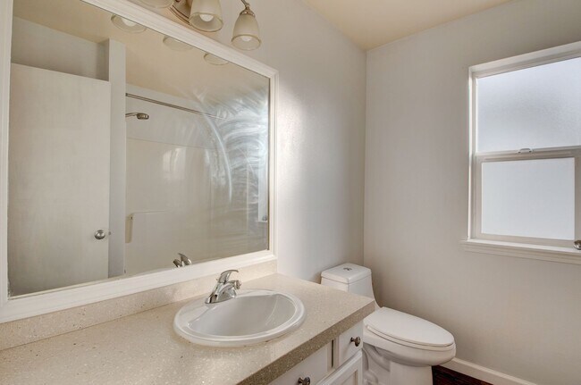 Building Photo - 5-Bedroom Home with Primary Bedroom on Main Floor