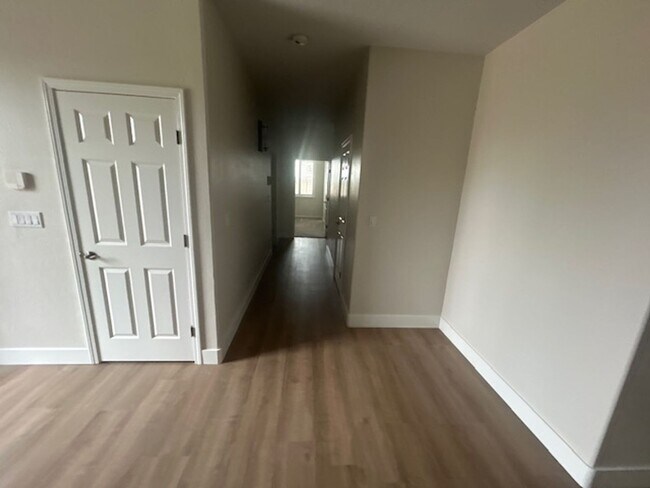 Building Photo - 4 Bedroom 2 Bathroom in SE Visalia with Po...