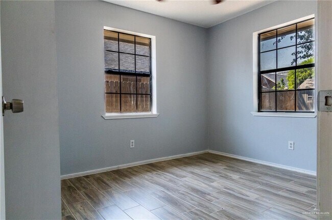 Building Photo - 2203 E Coma Ave