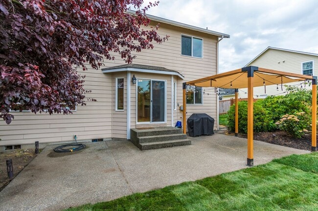 Building Photo - Stunning 4 Bedroom, 2.5 Bathroom Home With...