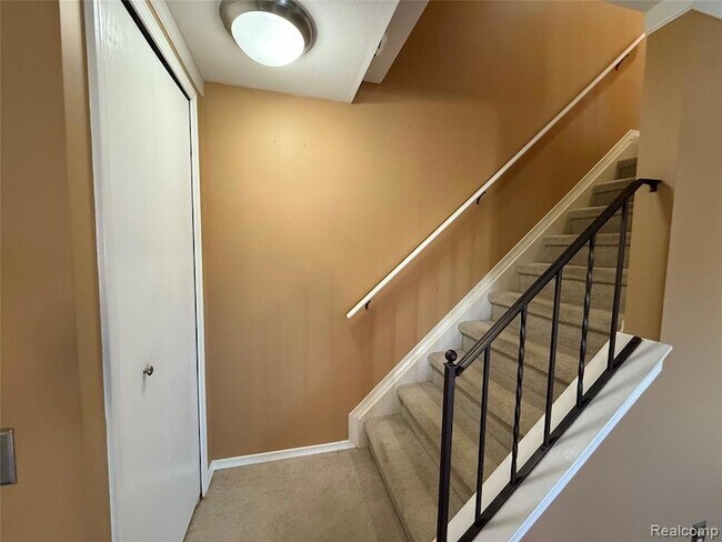 Building Photo - 15894 Cambridge Dr