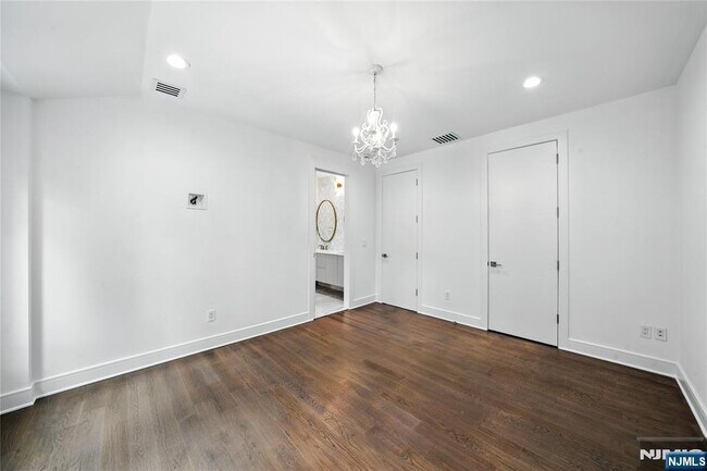 Building Photo - 44 Floral Terrace