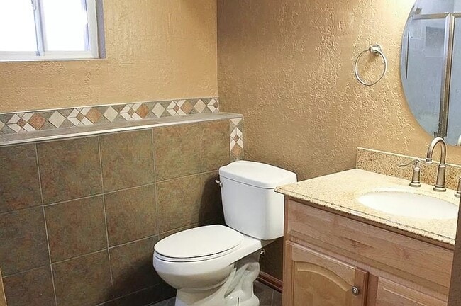 Building Photo - 211 Redwood Cir