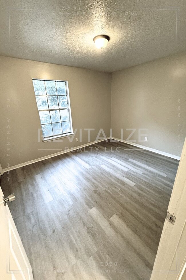 Building Photo - 1/2 Deposit! Renovated 2 Bedroom/1.5 Bathr...