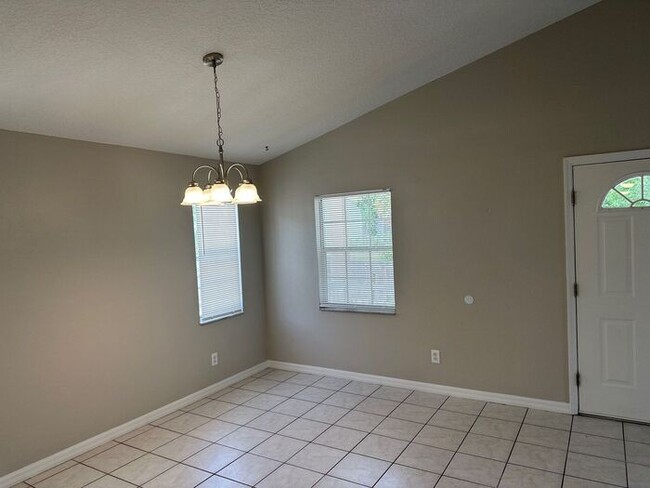 Building Photo - **Bright 3BR/2BA Home with Covered Porch i...