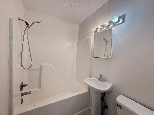 Building Photo - 1112 Ridge Dr