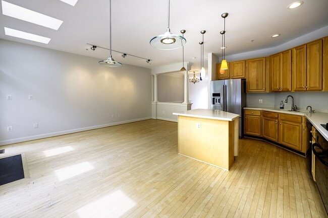 Building Photo - Tower Oaks First-Time Townhome in Rockville is Move-in Ready!