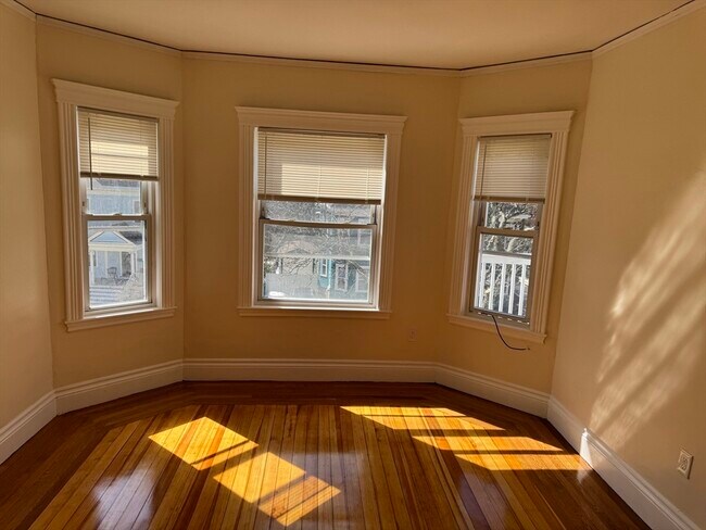 Building Photo - 474 Talbot Ave