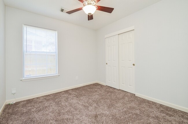 Building Photo - 811 Spring Valley Ct