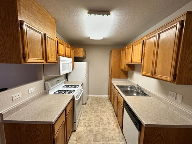 Building Photo - GREAT 2 BED, 2 BATH CONDO! READY FOR IMMED...