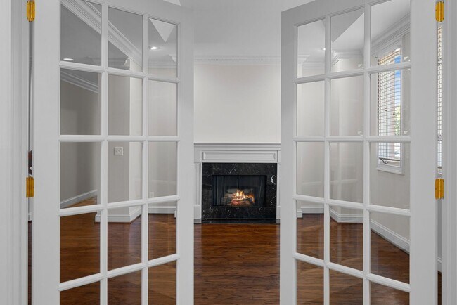 Building Photo - Newly Renovated Condo in The Westende with...