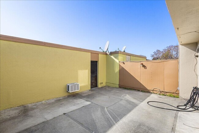 Building Photo - 3031 Flora Vista