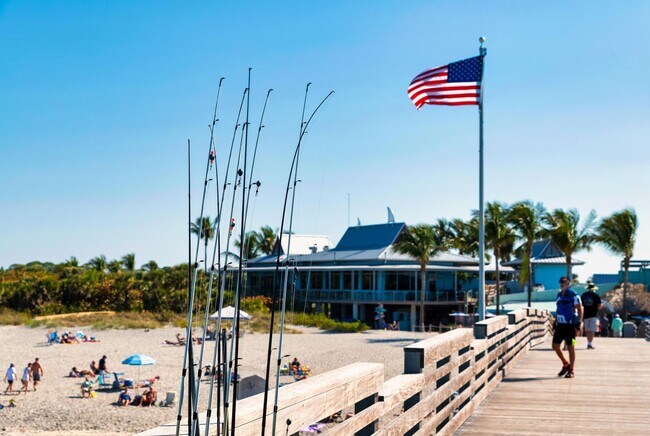 Building Photo - GORGEOUS FULLY RENOVATED 1st FLOOR 2 BEDROOM 1 BATHROOM CONDO LOCATED JUST 5 MINUTES FROM VENICE ...