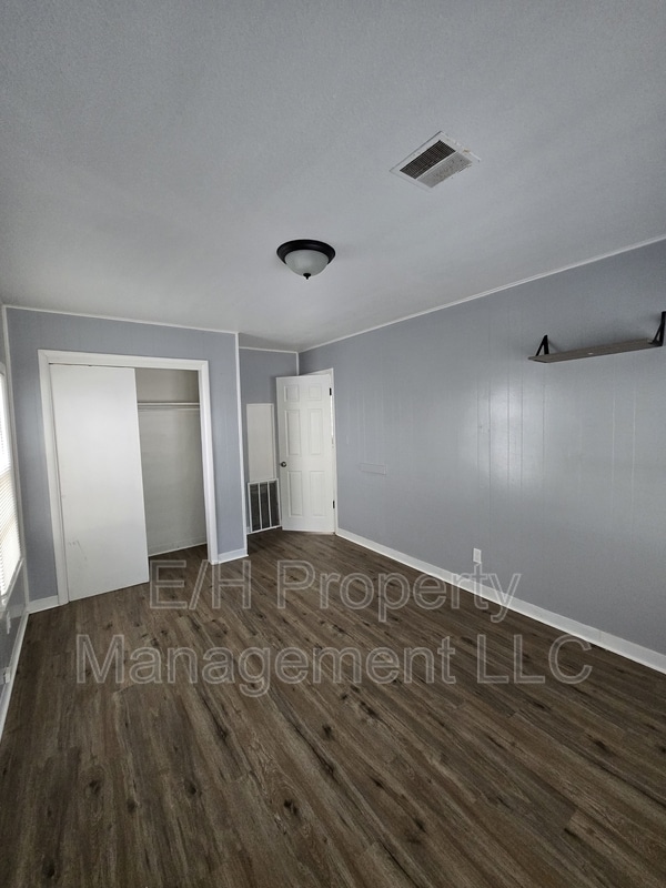 Building Photo - 1338 N Volutsia